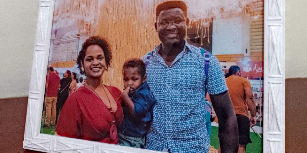 PRET001 - Porta retrato em modelo 01 de borda branca detalhada