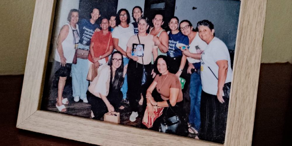 PRET003 - Porta retrato em modelo único de borda de madeira lisa, sem detalhes