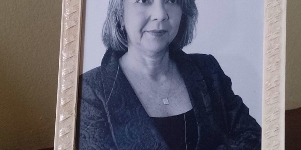 PRET005 - Porta retrato em modelo único vertical de borda não totalmente branca detalhada